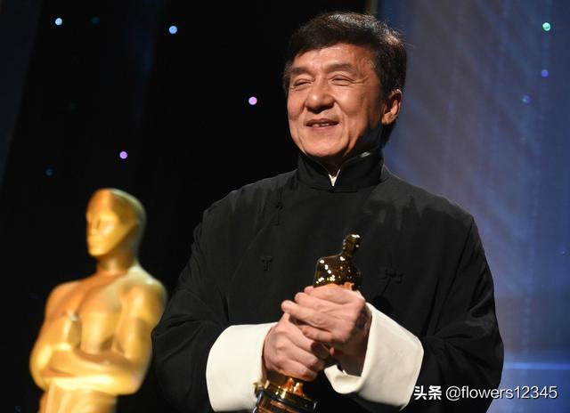 周杰伦怒吼保安:为什么刘德华打保安大家都支持，周杰伦骂保安就被喷