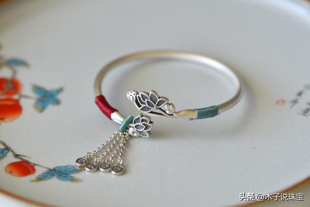 长期戴银手镯的危害,女人长期戴银手镯，身体怎么样了？