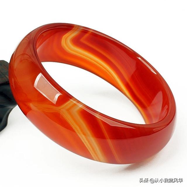 正品玉手镯价格及图片,为什么有些玉镯才卖一两百元？