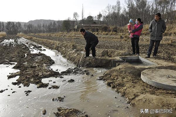 山边水库如何养鱼视频:有个五百亩的水库该怎么养鱼？
