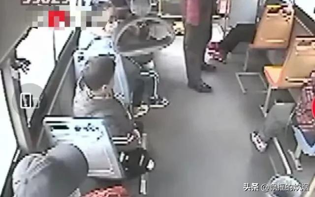 公交门事件:安顺公交车行驶突然开进河里，疑点重重，到底是什么原因？