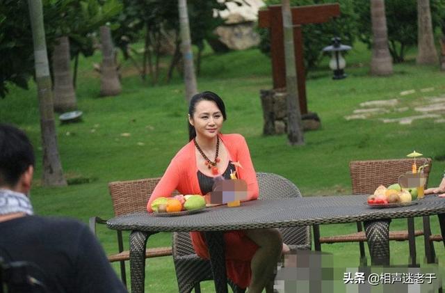 曹颖现在老公是谁:曾主持过春晚的前芒果台一姐曹颖，如今美貌不再，就该被吐槽吗？