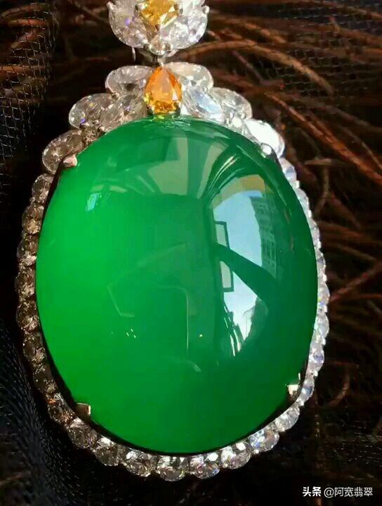 女人戴什么样的玉吊坠好,女孩子应该选择一块什么样的翡翠佩戴呢？