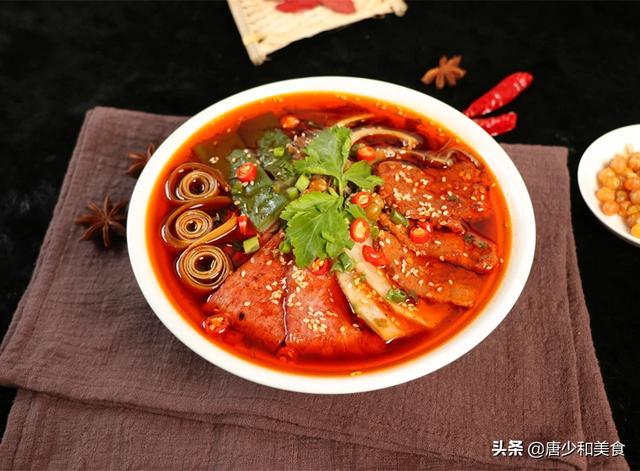 蟹肉棒,撒尿牛丸,江门香肠,鹌鹑蛋,鱿鱼,脆皮肠,培根,鱼皮燕饺冒菜