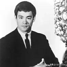 精武门李小龙:李小龙《精武门》中，双手各举一个日本人，没吊威亚，是真的吗？