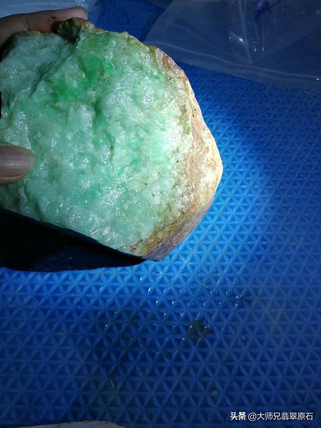 翡翠手镯发黄了怎么恢复,翡翠手镯绿色上面出现了黄色怎么回事啊？