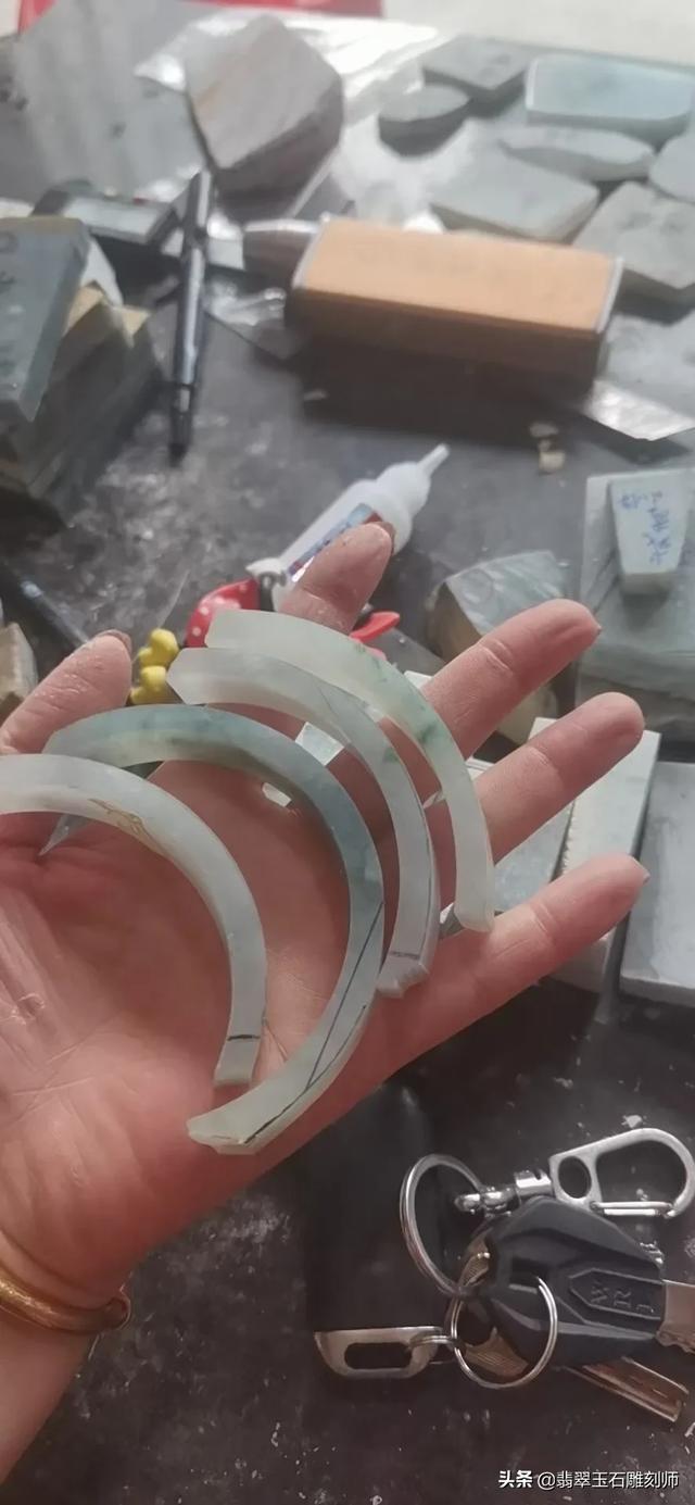 翡翠手镯的颜色有哪些,翡翠手镯的类型及挑选的方法有哪些？