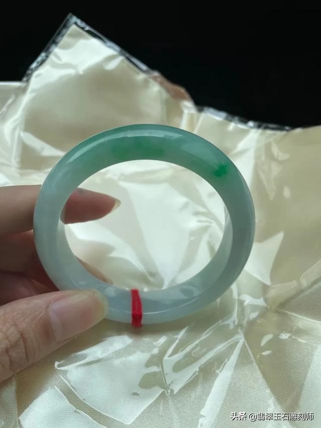 翡翠手镯有棉絮图片,请问这只翡翠手镯价值几何？