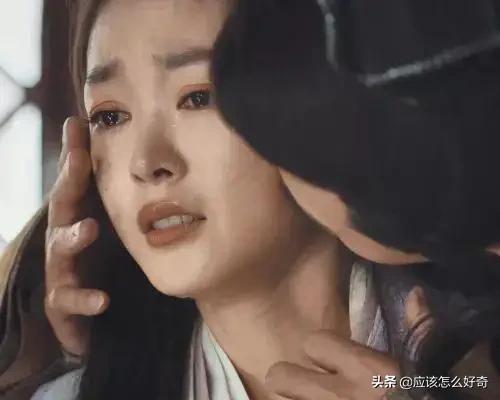 演员宋轶的老公是谁:宋轶拍戏被男演员舔耳根，发文案宣传还得道歉，到底惹了谁？