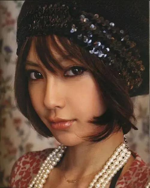 angelababy》得到经费前往法国取景,虽然场景是法式宫廷风,但妆容和