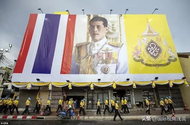 新闻上看泰国民众遇到出游的国王或者王子,需要跪拜,外国游客在泰国遇见的话怎么弄？