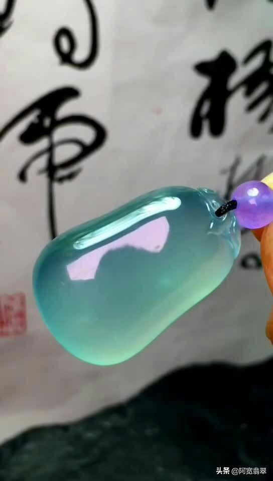 女人戴什么样的玉吊坠好,女孩子应该选择一块什么样的翡翠佩戴呢？