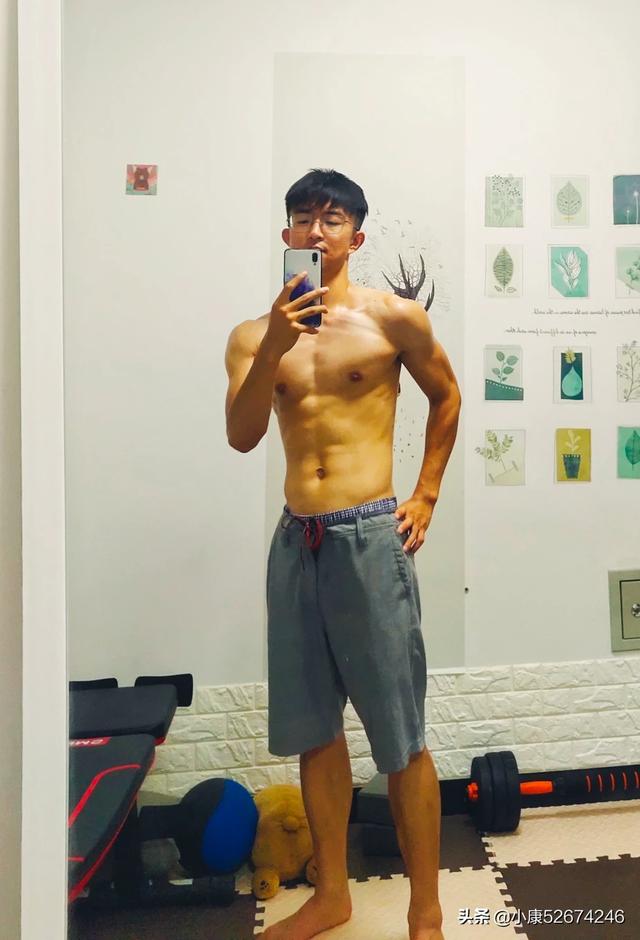 你觉得男生是微肌肉好看还是大块头肌肉好看