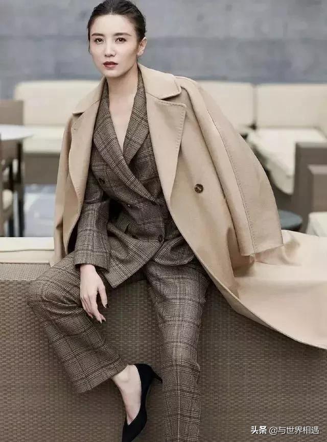 <a href=https://maguai.com/list/50-0-0.html target=_blank class=infotextkey>时尚</a>套装女潮气质:40岁 的女人如何穿搭才能时髦又精致？