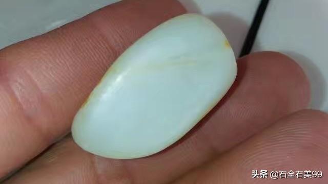 白色玉石原石,请问这是和田玉鸡骨白吗？