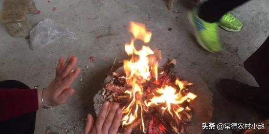 正常新坟几年长草,什么东西能让地里几年不长庄稼？