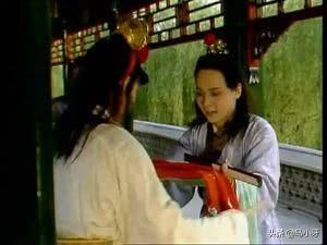 《红楼梦》中,琪官送与宝玉的茜香罗,说是茜香国女王系的香带,这茜香国女王是谁？有何艳香特征？