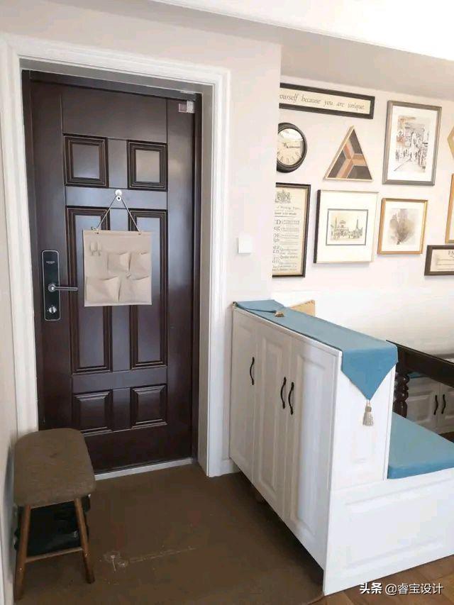 鞋柜放在入户门哪侧好,入户门左右没有墙怎么做鞋柜？