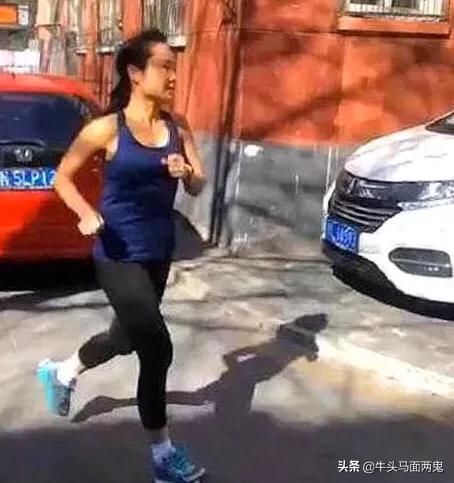 天生无脖牧羊犬遭弃走红网络:这些回国隔离不听劝阻隔离的跑步的华侨华人在国外也是这样子吗？