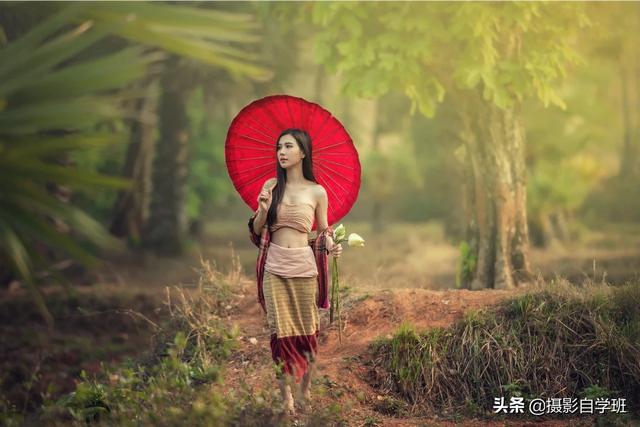 朋友圈背景图动漫:怎么用摄影修图软件，给人像照片换成卡通背景？