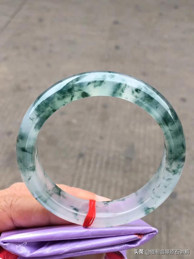 适合50岁女人戴的翡翠吊坠,48岁女士戴什么挂件合适，请指点？