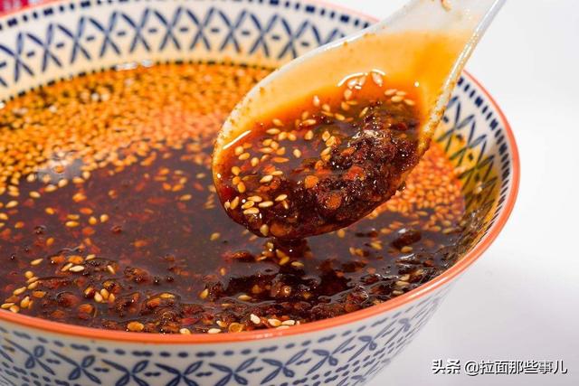 餐厅大厨教你在家自制辣椒油，红油怎样做才能又红又亮又香