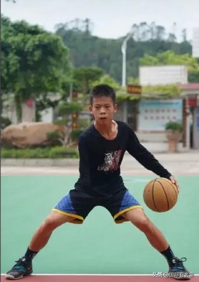 小狗被染成皮卡丘走红:“许可馨事件”跟“独臂篮球少年”不一样的家庭。区别大吗？