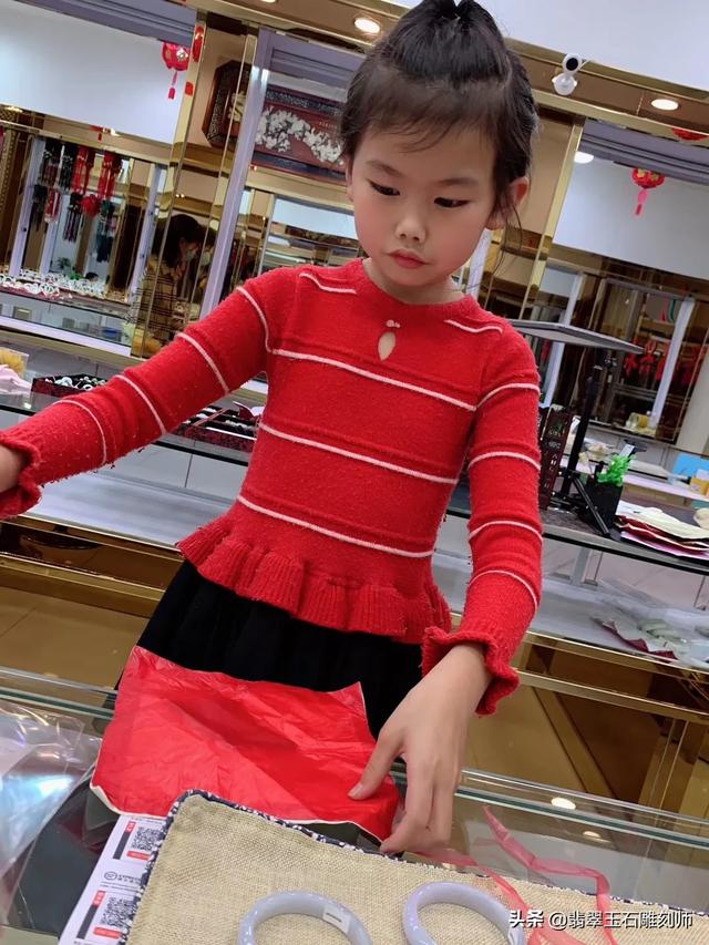 和田玉手镯70000元图片,在网上买了个六七百的手镯怎么觉得有点假？