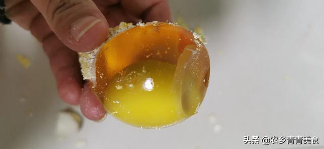 怎么才能把松花蛋切漂亮，变蛋是怎么制作的怎么做变蛋好吃