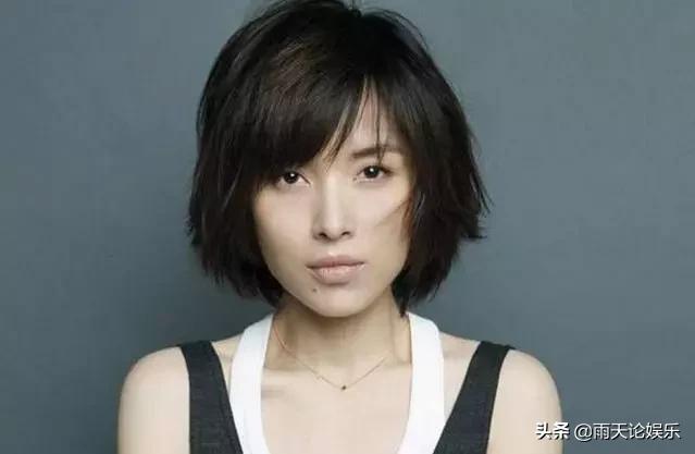 李佳:靳东颜值演技均在线，为何娶了二婚李佳，还能把妻子宠上天？