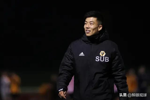 官方：狼队与何朕宇续约至2023年！这位球员潜力如何？为何球迷笑他空门打立柱？