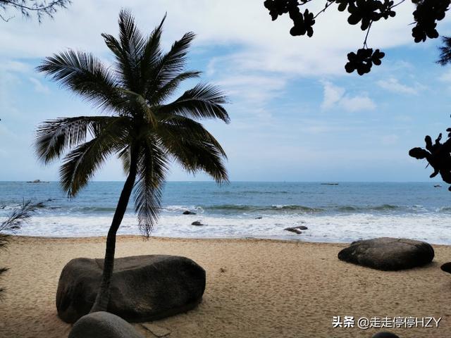 7八月份到三亚去旅行。必备哪些东西