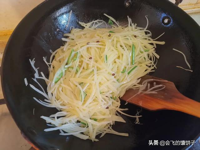 土豆片怎么炒才好吃，怎么炒的土豆丝又脆又好吃