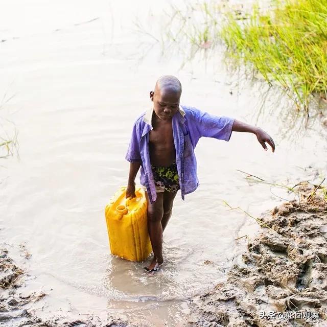 埃塞俄比亚一村庄发生屠杀，非洲一桶纯净水卖人民币50元，去那里打口井卖水能行吗