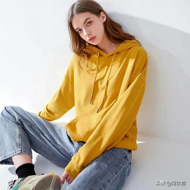 蓝色卫衣配什么裤子:蓝色卫衣配什么裤子好看？