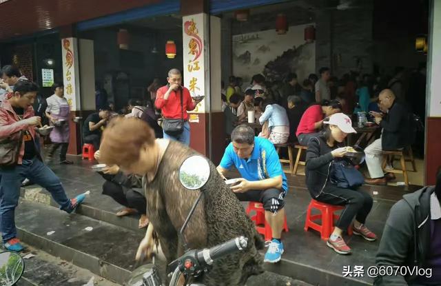 贵宾资料网第七码资料:自驾游时用什么方法可以方便地查找当地的美食？