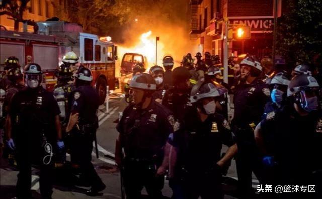 带鱼孩子刷爆网络:JR史密斯当街殴打白人小孩的视频在网上疯传，他为什么要这样做