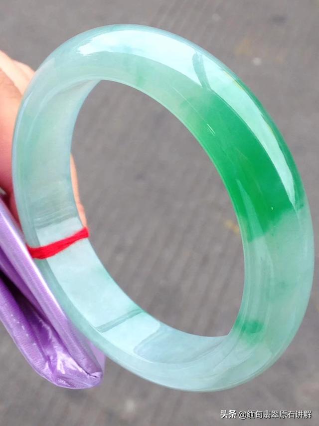 带有裂纹的翡翠不吉利,翡翠中的棉和石纹算瑕疵吗？