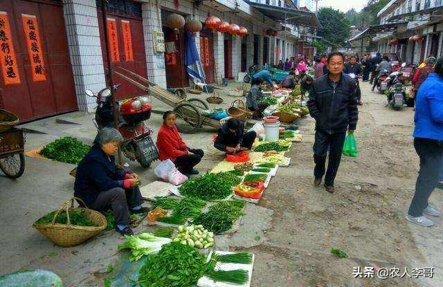 一些农村乡镇逢场赶集人流稀疏,老板们抱怨生意难做没人买货,你认为是哪些原因形成的？