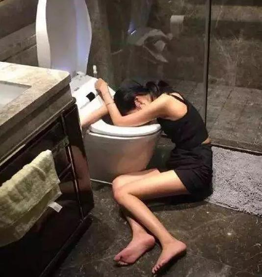 上厕所:上厕所没带纸失踪 在农村上厕所时你们遇到过哪些尴尬的事？