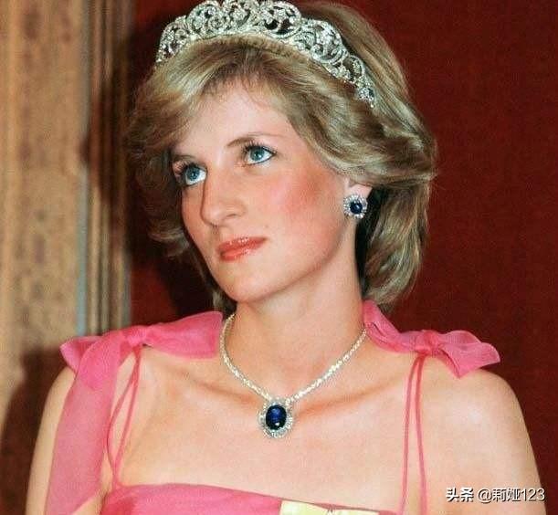 40岁的女人适合什么玉镯,40岁女士首饰适合黄金还是彩金？