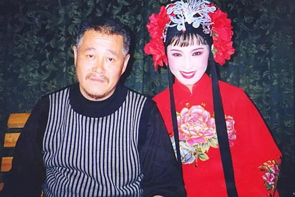 闫妮前老公是谁:闫学晶往事掀开，与前夫离婚引争议，潘长江为何拼尽一切力捧她？