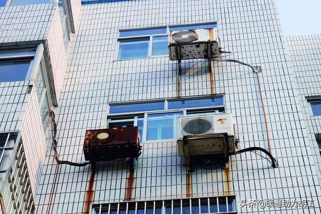 空调外机对着邻居阳台可以安装挡板吗？