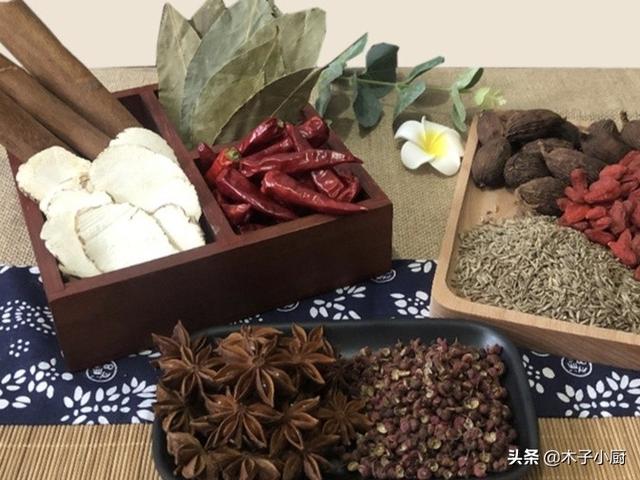 各种香料在卤水中的用量与作用是什么？