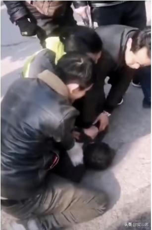 咸阳持刀杀人案件:外卖小哥杀人事件，到底是谁的错？是什么让他做出如此选择？