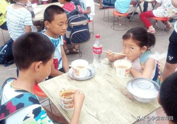 李文宏:小孩子早餐喝粥还是喝牛奶