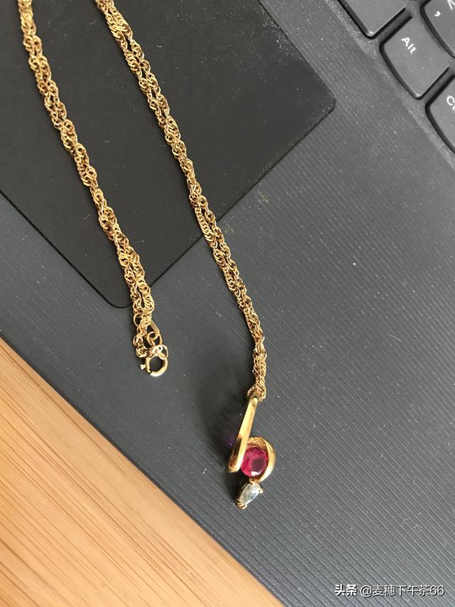红宝石吊坠图片,黄金镶红宝石的吊坠配什么链子？