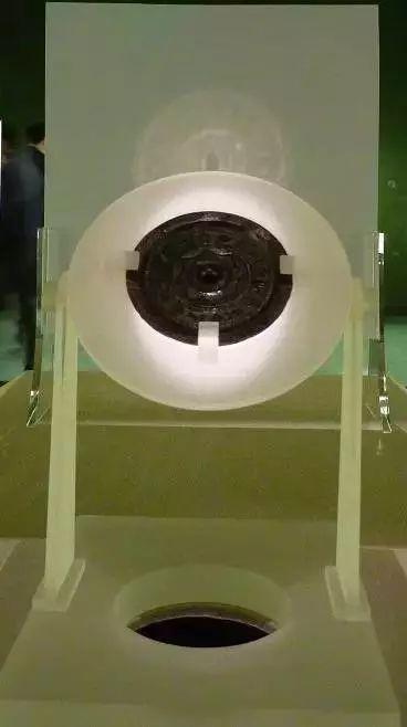 汉朝的青铜透光镜为何可以透光呢
