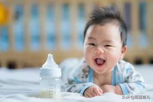 奶粉过敏拉血便是什么回事:一个多月的婴儿奶不够吃，喂奶粉但拉的大便有红的，是怎么回事？