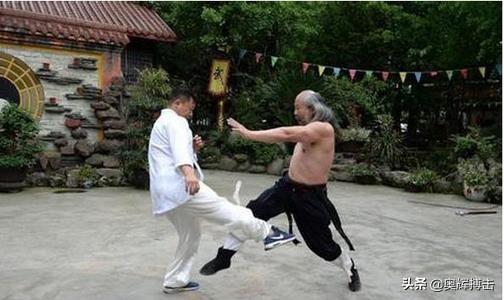 无规则限定,传武大师打得过现代搏击高手吗？